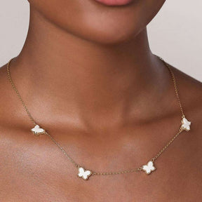 Gargantilla de mariposa chapada en oro de 18k con piedras sintéticas.