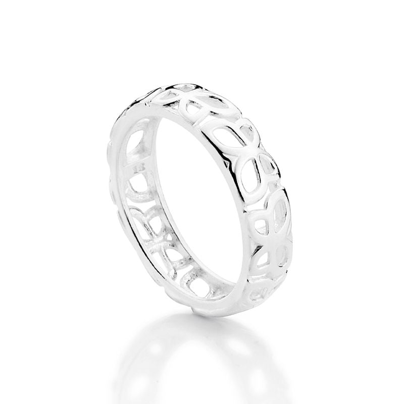 Anillo con mariposas caladas en plata de ley 925 maciza.