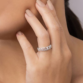 Anillo con mariposas caladas en plata de ley 925 maciza.